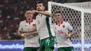 Situasi berubah pada menit ke-38 ketika wasit menunjuk titik putih usai tinjauan VAR. Marin Petkov sukses mencetak gol dan membawa Bulgaria unggul. Tampak dalam foto, pemain Timnas Bulgaria, Marin Petkov (tengah) merayakan golnya saat melawan Indonesia pada laga final FIFA Series 2026 di Stadion Utama Gelora Bung Karno (SUGBK), Jakarta, Senin (30/3/2026) malam WIB. (Bola.com/Abdul Aziz)