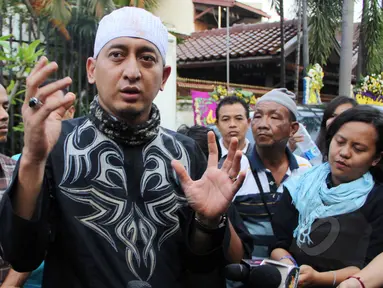 Ustad Zaki Mirza menceritakan tentang kebaikan almarhum Olga yang belum diketahui publik. Menurut Ustad Zaki, Olga pernah membantu pengobatan orang yang kurang mampu sebesar Rp. 85 juta. Foto diambil pada Sabtu (28/3/2015). (Liputan6.com/Helmi Afandi)