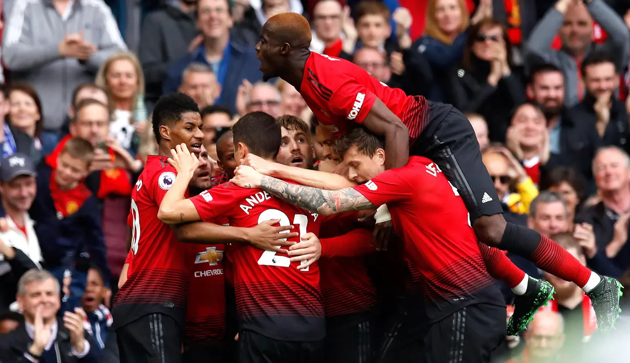 Para pemain Manchester United mengerumuni Juan Mata usai berhasil mencetak gol ke gawang Chelsea saat bertanding dalam lanjutan Liga Inggris 2018-2019 di Old Trafford, Manchester, Inggris, Minggu (28/4/2019). Pertandingan berakhir dengan skor 1-1. (Martin Rickett/PA via AP)