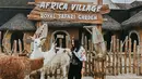 Saat mengunjungi African Village di Royal Safari Garden, Jessica Mila bertemu dengan hewan-hewan lucu seperti llama. Bahkan Jessica berani memberi makan llama dengan sayuran wortel. (Liputan6.com/IG/@jscmila)