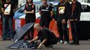Peserta aksi Kamisan saat aksi di kawasan Silang Monas depan Istana Negara, Jakarta, Kamis (7/2). Seiring aksi Kamisan, JSKK meminta komitmen pemerintah untuk menyelesaikan kasus pelanggaran HAM masa lalu. (Liputan6.com/Helmi Fithriansyah)