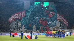 Koreografi raksasa dari suporter La Grande bergambar raksasa bergambarkan pertarungan antara Gundala dan Godzilla, serta tulisan "Untungnya Ku Tak Pilih Menyerah" di sisi kiri dan kanannya saat laga lanjutan putaran ketiga Grup C Kualifikasi Piala Dunia 2026 antara Timnas Indonesia melawan Jepang di Stadion Utama Gelora Bung Karno (SUGBK), Senayan, Jakarta, Jumat (15/11/2024). (Bola.com/Bagaskara Lazuardi)