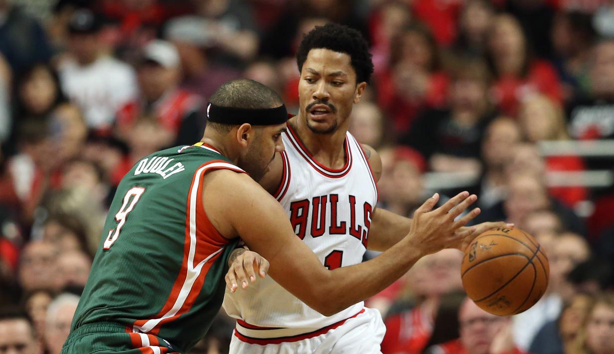 Derrick Rose (kanan) berusaha melepaskan diri dari kawalan ketat Jared Dudley (kiri) (Jerry Lai-USA TODAY Sports)