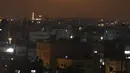 <p>Rudal Iron Dome Israel mencegat rudal masuk yang ditembakkan dari Jalur Gaza di Palestina (21/4/2022). Serangan itu, yang kedua dalam 48 jam setelah serangan roket sebelumnya, terkonsentrasi di pusat wilayah pantai yang diblokade. (AFP/SAID KHATIB)</p>