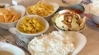 Mencicipi masakan Indonesia di restoran Podo Moro, Jeddah, Kamis (9/10./2025). (Bola.com/Hery Kurniawan)