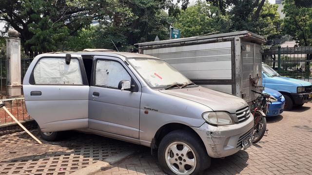 Salah satu mobil rusak yang teronggok di pojok kawasan parkir Monas. (Merdeka.com/Tri Yuniwati Lestari)