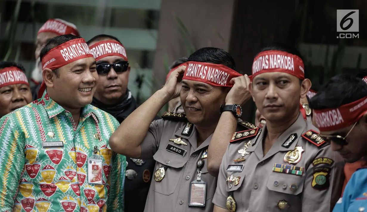 Kabid Humas Polda Metro Jaya Kombes Argo Yuwono (kedua kiri) hadir  dalam acara penandatanganan perjanjian pemberantasan dan penyalahgunaan narkoba di lingkungan artis di Mapolres Metro Jakarta Selatan, Kamis (22/2). (Liputan6.com/Faizal Fanani)