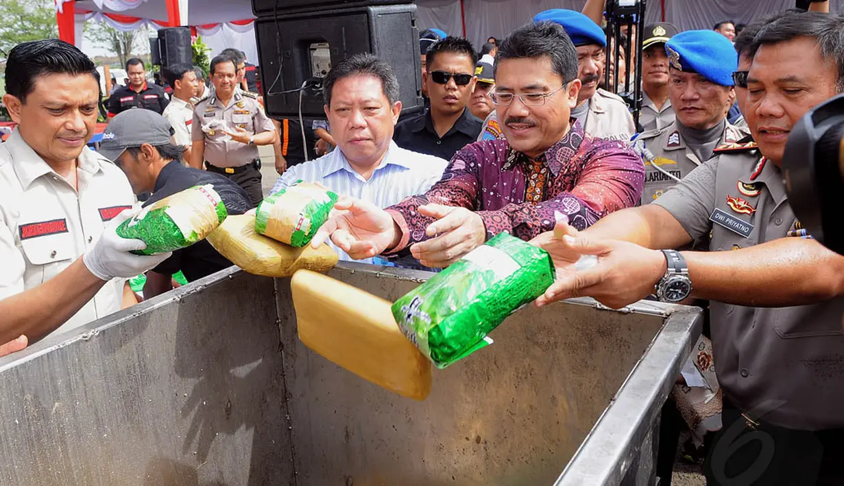 Polda Metro Jaya memusnahkan sejumlah narkotika di areal bandara Soekarno-Hatta, Tangerang, Kamis (19/6/14). (Liputan6.com/Faisal R Syam)