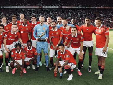 Penjaga gawang MU, David De Gea diapit rekan satu timnya berpose dengan memegang penghargaan Castrol Golden Glove Winner 2022/2023 setelah laga pamungkas Liga Inggris 2022/2023 melawan Fulham yang berlangsung di Old Trafford, Minggu (28/5/2023). (Twitter/Manchester United)
