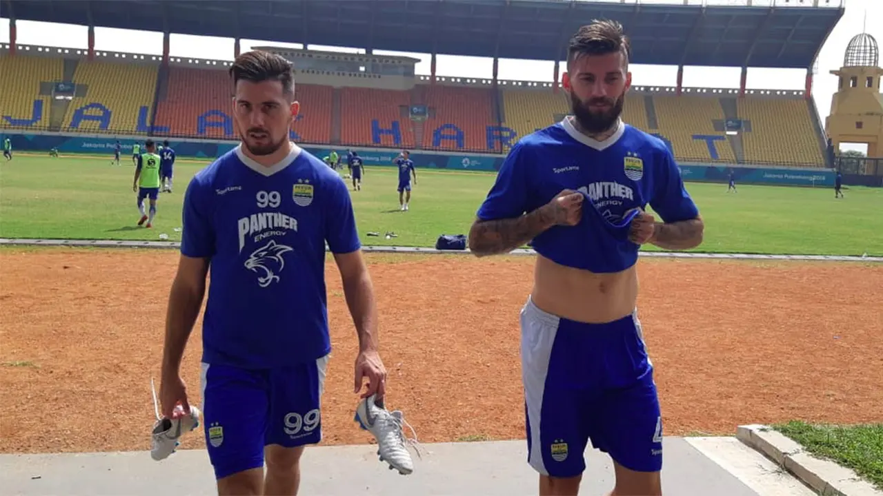 Jonathan Bauman dan Bojan Malisic (Persib Bandung)