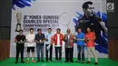 Menpora Imam Nahrawi (kelima kiri) berfoto bersama penerima penghargaan tokoh dan atlet berprestasi versi CWIBC di Candra Wijaya Internasional Badminton Centre, Tangerang, Banten, Selasa (19/12). (Liputan6.com/Helmi Fithriansyah)