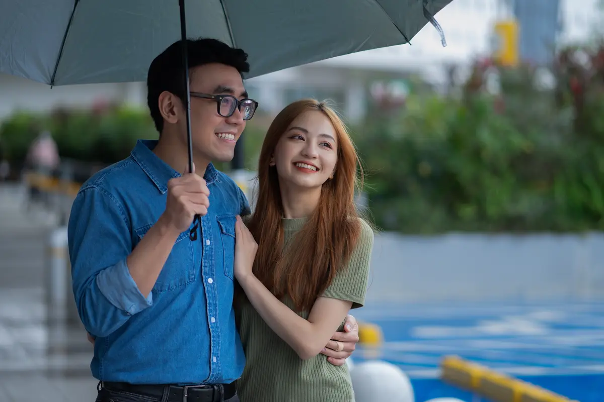 perempuan dan pasangan 26 agustus payung