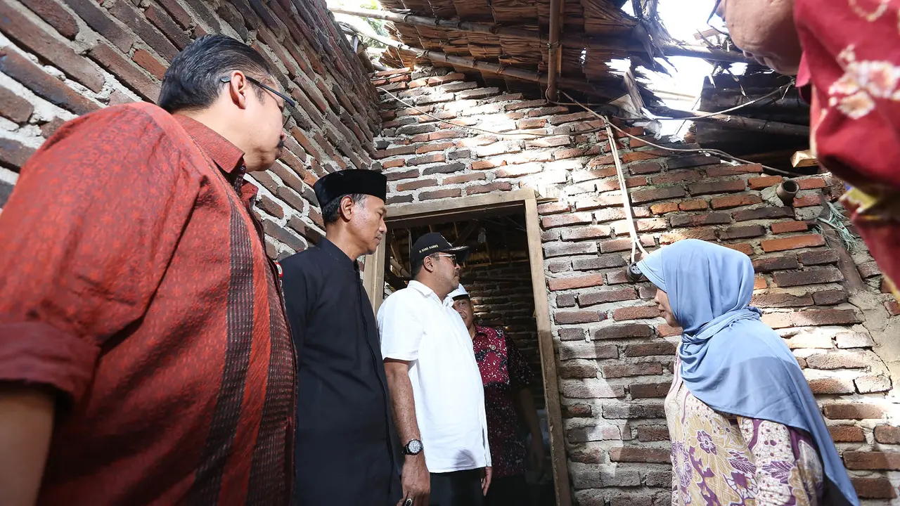 Ditinggal Orangtua, 4 Kakak Beradik Tinggal di Rumah Tanpa Atap