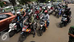 Puluhan penggguna jalan terjebak kemacetan akibat aksi pengemudi mikrolet M 44 jurusan Kampung Melayu-Karet di persimpangan jalan layang KH Abdulah Syafei, Jakarta, Rabu (25/5). (Liputan6.com/Helmi Fithriansyah)