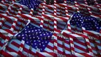 Warna dan corak bendera Amerika Serikat diproyeksikan di Gedung Kedutaan Besar AS di London, Inggris, Selasa (8/11). Gedung Kedubes AS itu dicat dengan warna bendera AS dalam rangka memeriahkan Pilpres AS 2016. (REUTERS/Hannah McKay)