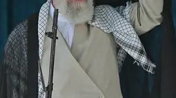 Pemimpin tertinggi Iran Ayatollah Ali Khamenei membawa senapan saat menyampaikan kutbah Idul Fitri di Imam Khomeini Mausoleum, Teheran, Rabu (5/6/2019). Khamenei mengatakan rencana perdamaian yang dirancang AS atas Palestina dan Israel pasti akan gagal. (HO/Iranian Supreme Leader's Website/AFP)