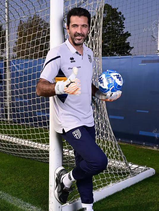 Kiper Parma, Gianluigi Buffon berpose setelah sesi wawancara di Collecchio Sports Center, Parma, 27 Oktober 2022. (AFP/Miguel Medina)