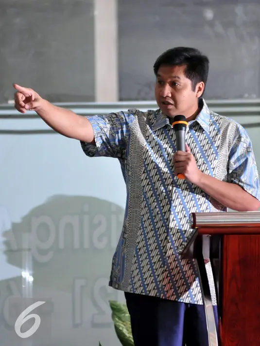 Anggota Komisi XI DPR Maruar Sirait saat menjadi narasumber dalam dialog dengan pedagang di LTC Glodok, Jakarta, (6/11/2015). Dialog membahas sinergitas pemahaman perlindungan konsumen, pengawasan barang serta penegakan hukum.(Liputan6/JohanTallo)
