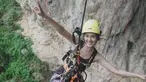 Olahraga rope climbing ini merupakan salah satu olahraga yang sangat menantang. Pasalnya, hanya menggunakan seutas tali dan bergelantungan di ketinggian yang bisa membuat adrenalin meningkat. Bagi yang takut ketinggian, tidak disarankan mencoba olahraga ini. (Liputan6.com/IG/@delladartyan)