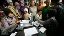 Sejumlah Polwan memeriksa kesehatan warga saat bakti sosial di Pasar Cebongan,Sleman, (25/8). Bakti sosial di selanggarakan oleh Polres Sleman untuk menyambut HUT Polwan ke 68. (Boy Harjanto)
