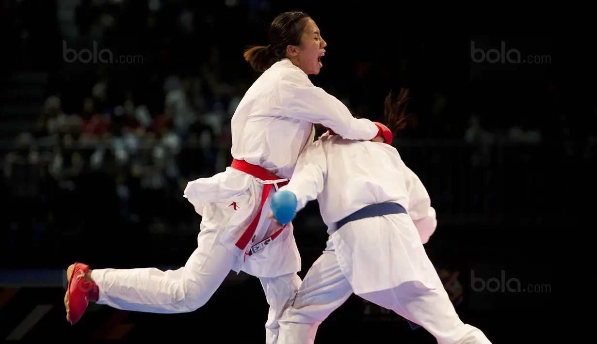 Karateka Indonesia, Srunita Sari, saat melawan karateka Thailand, Paweena Raksachart, pada cabang karate kelas kumite bawah 50 kg di KLCC, Kuala Lumpur, Selasa (22/8/2017). Srunita berhasil meraih emas untuk Indonesia. (Bola.com/Vitalis Yogi Trisna)
