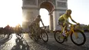 Balap sepeda adalah olahraga terpopuler kedua setelah sepak bola. Kebanggaan rakyat Kolombia pada James Rodriguez, Falcao di Piala Dunia 2014, hadir kembali melalui Egan Bernal (kuning) pada Tour de France 2019 kali ini. (AP/Thibault Camus)