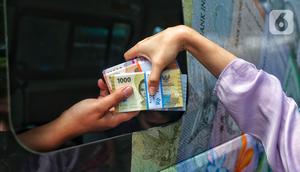 Warga menukarkan uang tunai baru di layanan kas keliling Bank Indonesia di Pasar Kopro, Jakarta Barat, Rabu (29/3/2023). (Liputan6.com/Angga Yuniar)