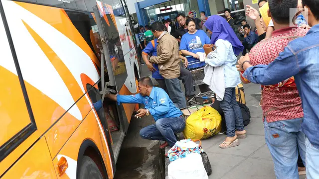 Ribuan Pemudik Mulai Padati Terminal Pulo Gebang