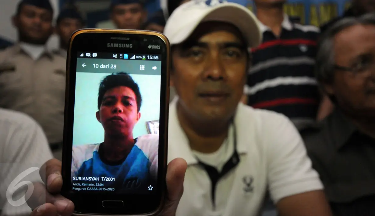 Seorang satu anggota PP CAASA menunjukkan foto  Suriansyah, crew kapal TB Brahma 12/BG.Anand 12 di Jakarta, Jumat (1/4/2016). Suriansyah, alumni STIMar/AMI menjadi korban penyanderaan. (Liputan6.com/Helmi Fithriansyah)