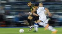 Pemain Paris Saint-Germain (PSG), Kylian Mbappe, menggiring bola saat melawan AJ Auxerre pada laga Liga Prancis, di Stade de I’Abbe Deschamps, Senin (22/5/2023). PSG menang dengan skor tipis 2-1. (AFP/Julien De Rosa)
