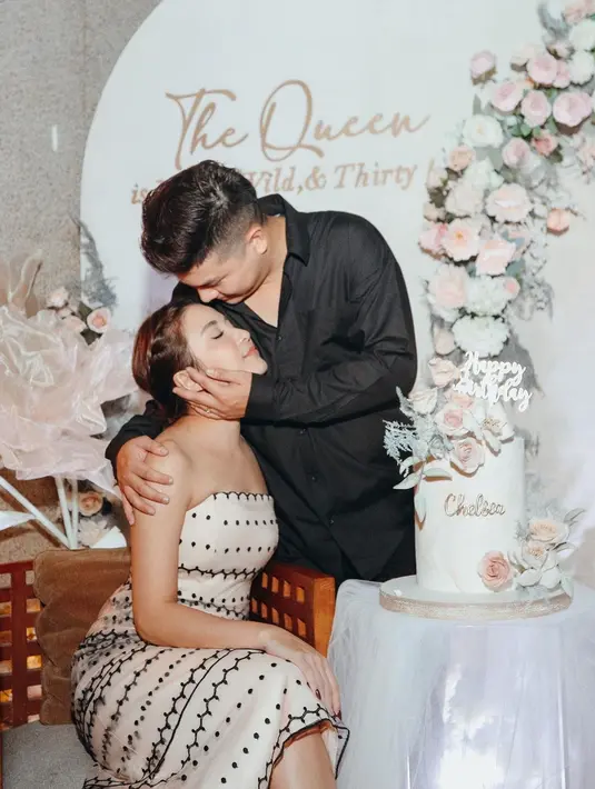 Pasangan selebriti ini juga tak sungkan untuk memperlihatkan kemesraan bersama di media sosial. Bahkan, keduanya disebut-sebut sebagai salah satu couple goals yang membuat banyak netizen terbawa perasaan. (Liputan6.com/IG/@chelseaoliviaa)