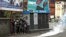 Aksi protes direspons Presiden Andry Rajoelina dengan mengumumkan pembubaran pemerintah sebagai bentuk kompromi. (RIJASOLO/AFP)