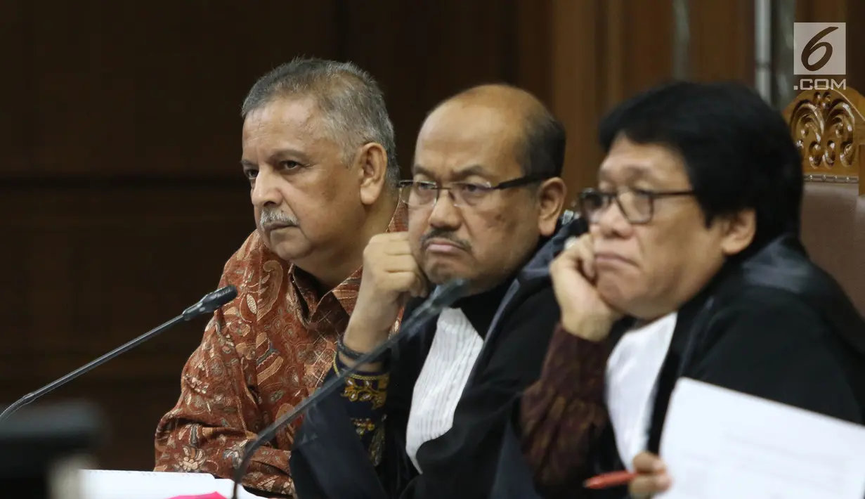 Terdakwa kasus dugaan suap proyek PLTU Riau-1, mantan Dirut PLN Sofyan Basir menyimak keterangan saksi ahli dalam sidang lanjutan di Pengadilan Tipikor, Jakarta, Senin (19/8/2019). Sidang lanjutan mendengarkan keterangan saksi yang dihadirkan Jaksa Penuntut dari KPK. (Liputan6.com/Herman Zakharia)