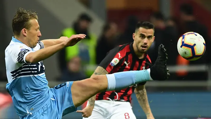 Gelandang Lazio, Lucas Leiva (kiri) saat melawan AC Milan