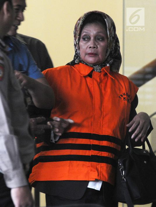 Anggota DPRD Sumatera Utara 2009-2014 dari Partai Golkar, Helmiati mengenakan rompi tahanan usai menjalani pemeriksaan di gedung KPK, Jakarta, Senin (9/7). Helmiati resmi ditahan untuk mempermudah pemeriksaan. (Merdeka.com/Dwi Narwoko)
