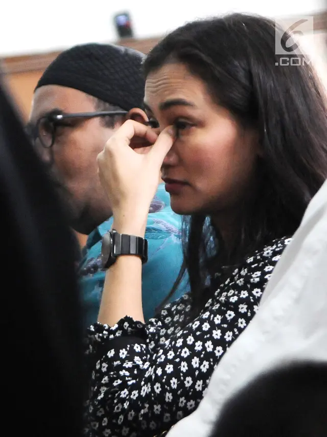 Atiqah Hasiholan Setia Temani Ratna Sarumpaet di Sidang Perdana