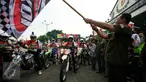 Kepala BNN, Komjen Budi Waseso mengibarkan bendera tanda start dimulainya acara Indonesia Offroad Expedition (IOX) Jogja-Bali 2016 di Pagelaran Keraton Yogyakarta, Sabtu (13/2). (Foto : Boy Harjanto)