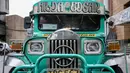 Kendaraan jeepney di sebuah jalan di Manila, Filipina (28/8/2020). Jeepney merupakan salah satu alat transportasi populer di Filipina. Sebagian besar jeepney dihias warna-warni, dengan desain lukisan dan ilustrasi terinspirasi dari budaya lokal dan internasional. (Xinhua/Rouelle Umali)