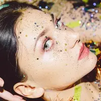 Ilustrasi masker wajah bertabur glitter. (Fimela.com)