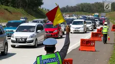 Petugas kepolisian mengatur lalu lintas di jalur arah Jakarta Tol Cipali, Jawa Barat, Kamis (29/6). Sejumlah kepolisian disiagakan untuk mengatur lalu lintas di Tol Cipali yang semakin padat oleh pemudik arus balik. (Liputan6.com/Faizal Fanani)