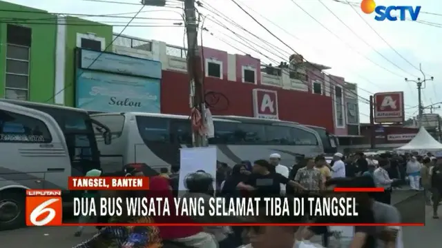 Kedatangan dua bus rombongan yang selamat dari kecelakaan maut Tanjakan Emen di Subang, Jawa Barat ini disambut haru oleh keluarga.