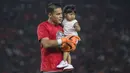 Kiper Persija Jakarta, Andritany Ardhiyasa, menggendong sang putri merayakan gelar juara Piala Presiden di SUGBK, Jakarta, Sabtu (17/2/2018). Persija menang 2-0 atas Bali United. (Bola.com/Vitalis Yogi Trisna)