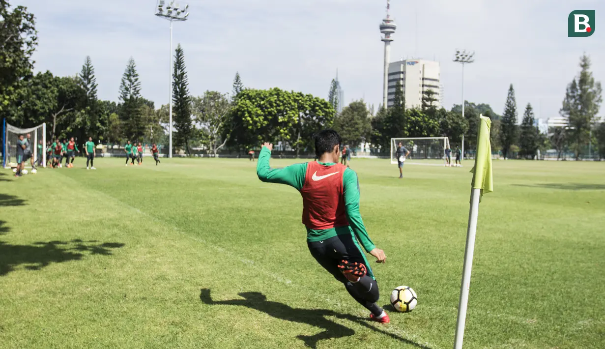 Pemain Timnas Indonesia, Septian David melakukan tendangan sudut saat latihan di Lapangan ABC Senayan, Jakarta, Minggu (18/3/2018). Latihan ini merupakan persiapan jelang laga uji coba melawan Singapura. (Bola.com/Vitalis Yogi Trisna)