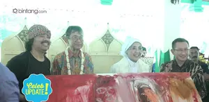 Nani Wijaya dan Ajip Rosidi dapat lukisan abstrak di hari pernikahan.