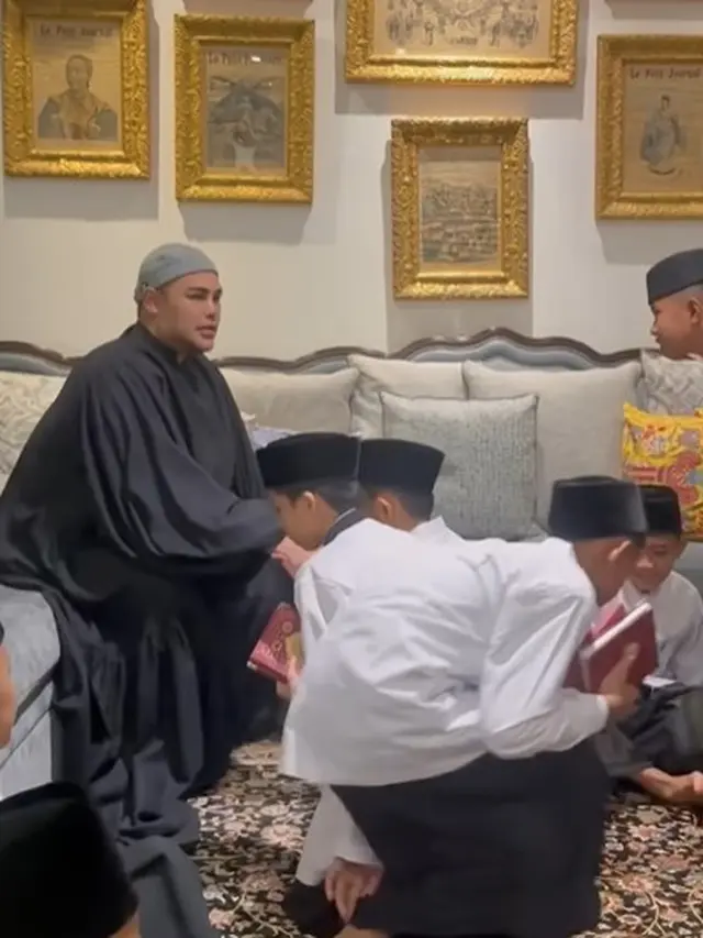 Ivan Gunawan bergamis dan peci saat gelar pengajian (Instagram/ivan_gunawan)