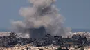 Foto yang diambil dari perbatasan Israel dengan Jalur Gaza, menunjukkan asap membubung di tengah serangan udara Israel terhadap wilayah Palestina yang terkepung pada 16 September 2025. (Menahem KAHANA/AFP)