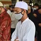 Jemaah melaksanakan ibadah salat Jumat di masjid Al Azhar di Jakarta (5/6/2020). Sejumlah masjid di Jakarta menggelar salat Jumat berjemaah setelah memasuki masa Pembatasan Sosial Berskala Besar (PSBB) transisi menuju new normal. (AFP/Adek Berry)