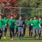 Para pemain Timnas Indonesia U-19 berlari ringan saat latihan di Paju National Football Centre, Gyeonggi, Minggu (29/10/2017). Persiapan dilakukan Timnas U-19 jelang laga Kualifikasi Piala Asia 2018. (Bola.com/Media PSSI)