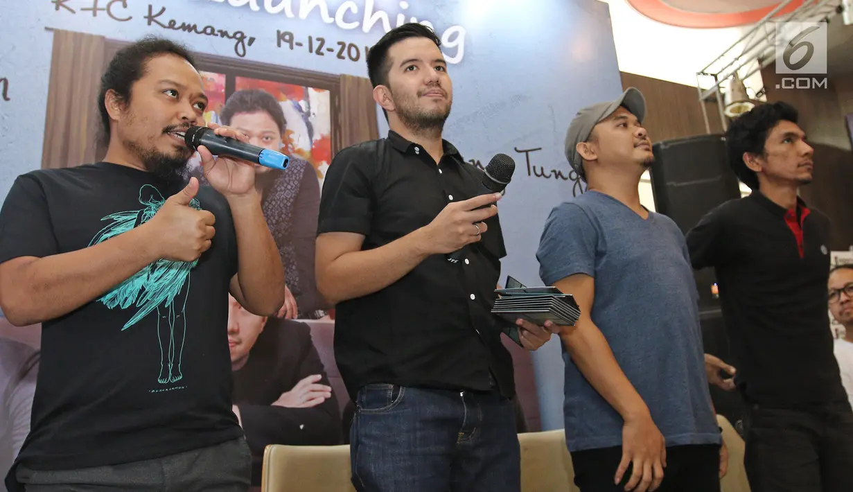 Vokalis Payung Teduh, Mohammad Istiqamah atau Is (kiri) memberi keterangan saat merilis album terbaru di kawasan Kemang, Jakarta, Selasa (19/12). Is mengungkapkan bahwa album tersebut dirilis atas permintaan para penggemar. (Liputan6.com/Herman Zakharia)