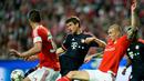 Pemain Bayern Munchen, Thomas Muller, dihadang pemain Benfica pada leg kedua perempat final Liga Champions di Estadio da Luz, Lisbon, Kamis (14/4/2016) dini hari WIB. (AFP/Patricia De Melo Moreira)